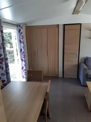 Coin salon dans l'établissement Mobil-home Confort camping le bois Masson