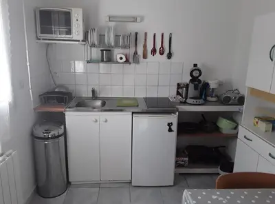 Cuisine ou kitchenette dans l'établissement Grand studio sur jardin Nantes Beaujoire B