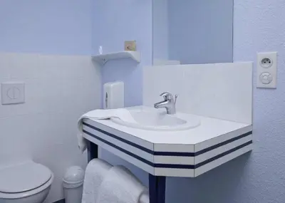 Salle de bains dans l'établissement Hôtel Estuaire