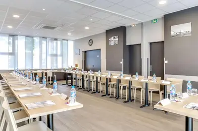 Espace de conférence ou salle de réunion dans l'établissement Brit Hotel Saint-Nazaire Centre