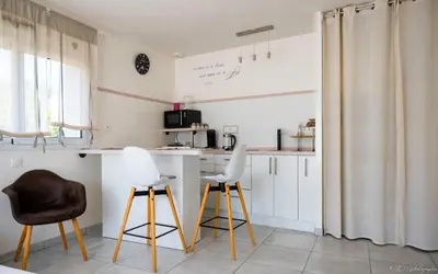 Cuisine ou kitchenette dans l'établissement Gîte 