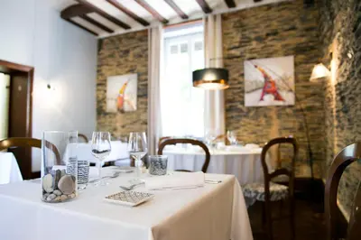 Restaurant ou autre lieu de restauration dans l'établissement Logis Auberge De L'ombrée