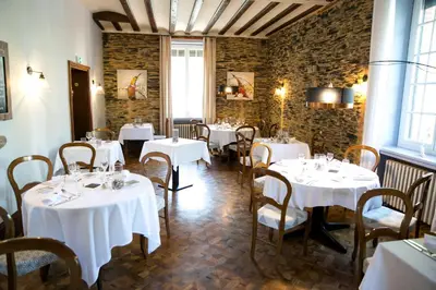 Restaurant ou autre lieu de restauration dans l'établissement Logis Auberge De L'ombrée