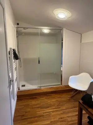 Salle de bains dans l'établissement La Pierre Percée - accès digicode