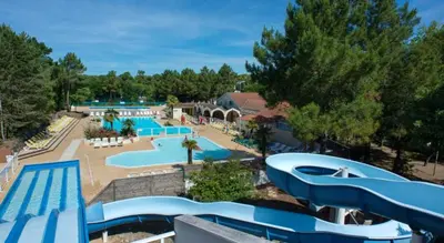 Piscine de l'établissement Bungalow confortable à Saint-Jean-de-Monts avec terrasse ou située à proximité