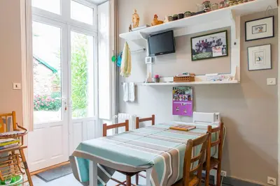 Télévision ou salle de divertissement dans l'établissement Chambres Saint Donatien