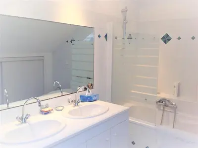 Salle de bains dans l'établissement Chambres Saint Donatien
