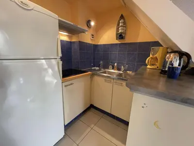 Cuisine ou kitchenette dans l'établissement Studio Mezzanine Rénové 4 Pers. à 50m Plage avec Parking - FR-1-224C-591