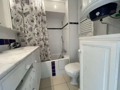 Salle de bains dans l'établissement Studio Mezzanine Rénové 4 Pers. à 50m Plage avec Parking - FR-1-224C-591