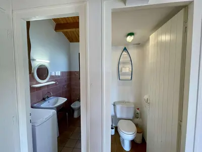 Salle de bains dans l'établissement Maison plain pied avec jardin, proche plage et commerces, calme et tout équipé, Noirmoutier-en-l'Île - FR-1-224B-607