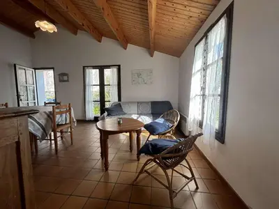 Coin salon dans l'établissement Maison plain pied avec jardin, proche plage et commerces, calme et tout équipé, Noirmoutier-en-l'Île - FR-1-224B-607