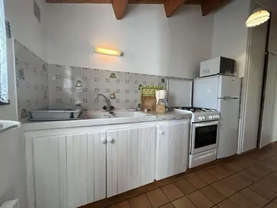 Cuisine ou kitchenette dans l'établissement Maison plain pied avec jardin, proche plage et commerces, calme et tout équipé, Noirmoutier-en-l'Île - FR-1-224B-607