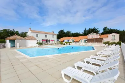 Piscine de l'établissement Madame Vacances les Mas de Saint Hilaire ou située à proximité