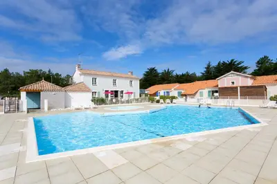 Piscine de l'établissement Madame Vacances les Mas de Saint Hilaire ou située à proximité
