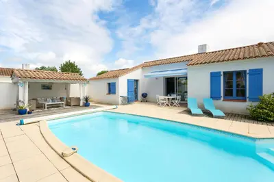 Piscine de l'établissement Madame Vacances Le Domaine de Vertmarines ou située à proximité