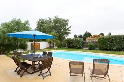 Piscine de l'établissement Madame Vacances Le Domaine de Vertmarines ou située à proximité