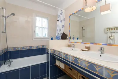 Salle de bains dans l'établissement Madame Vacances Le Domaine de Vertmarines