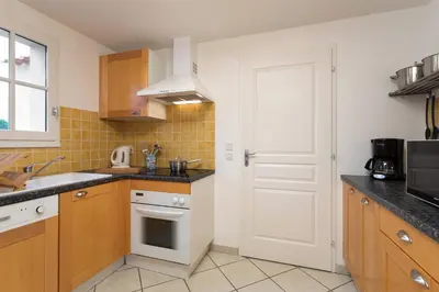 Cuisine ou kitchenette dans l'établissement Madame Vacances Le Domaine de Vertmarines