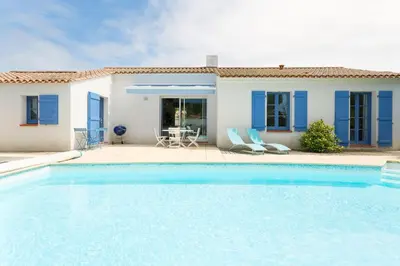 Piscine de l'établissement Madame Vacances Le Domaine de Vertmarines ou située à proximité