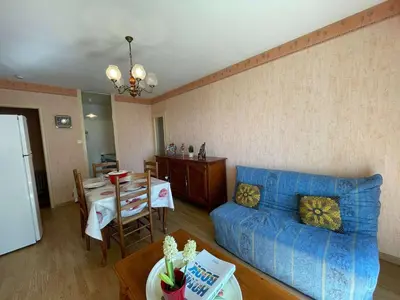 Coin salon dans l'établissement Appartement 2 pièces proche mer avec loggia - Saint-Hilaire-de-Riez - FR-1-224C-625