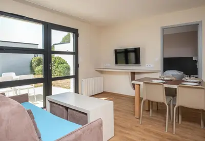Télévision ou salle de divertissement dans l'établissement Village by logis