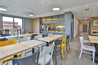 Restaurant ou autre lieu de restauration dans l'établissement B&B HOTEL Les Herbiers