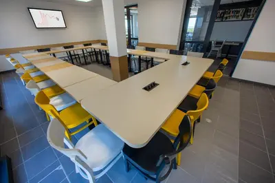 Espace de conférence ou salle de réunion dans l'établissement B&B HOTEL Les Herbiers