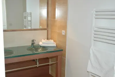 Salle de bains dans l'établissement Madame Vacances Les Appartements de Fontenelles