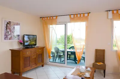 Télévision ou salle de divertissement dans l'établissement Madame Vacances Les Appartements de Fontenelles