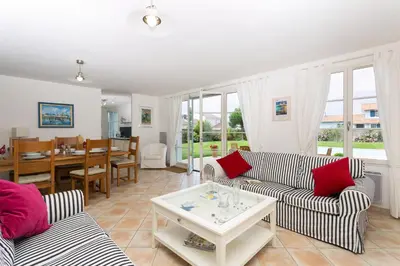 Coin salon dans l'établissement Madame Vacances Les Villas de Fontenelles