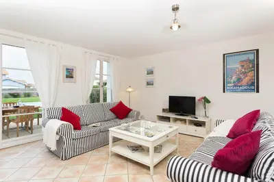 Télévision ou salle de divertissement dans l'établissement Madame Vacances Les Villas de Fontenelles