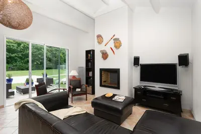 Télévision ou salle de divertissement dans l'établissement Madame Vacances Les Villas de Fontenelles