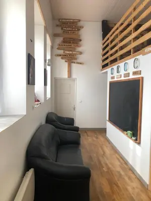 Télévision ou salle de divertissement dans l'établissement L'école buissonnière