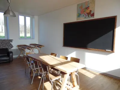 Télévision ou salle de divertissement dans l'établissement L'école buissonnière