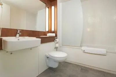 Salle de bains dans l'établissement Campanile Nantes Centre - Saint Jacques