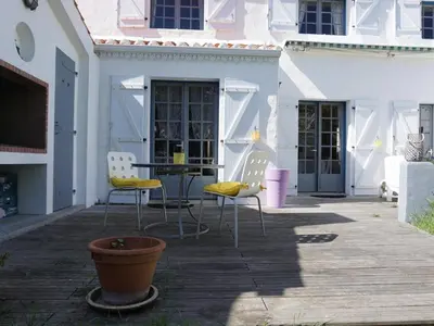 Balcon ou terrasse dans l'établissement Maison confortable proche commerces, plage et port – 6 couchages, jardin clos avec terrasse et BBQ - FR-1-224B-453