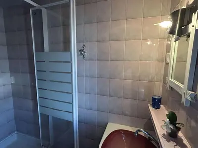 Salle de bains dans l'établissement Maison confortable proche commerces, plage et port – 6 couchages, jardin clos avec terrasse et BBQ - FR-1-224B-453