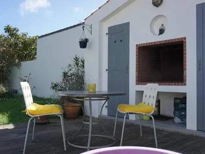 Télévision ou salle de divertissement dans l'établissement Maison confortable proche commerces, plage et port – 6 couchages, jardin clos avec terrasse et BBQ - FR-1-224B-453