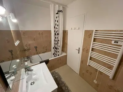 Salle de bains dans l'établissement Studio Cabine avec Balcon et Parking Près de la Plage - St-Jean-de-Monts - FR-1-224C-284