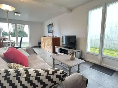 Télévision ou salle de divertissement dans l'établissement Maison neuve près des dunes avec jardin clos, 3 chambres et tout confort, à 800m de la plage - FR-1-224B-548