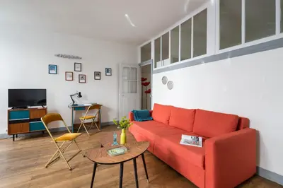 Télévision ou salle de divertissement dans l'établissement L'Atelier Nantais by Cocoonr