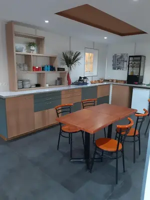 Cuisine ou kitchenette dans l'établissement Fasthotel La Roche-sur-Yon Un FH CONFORT