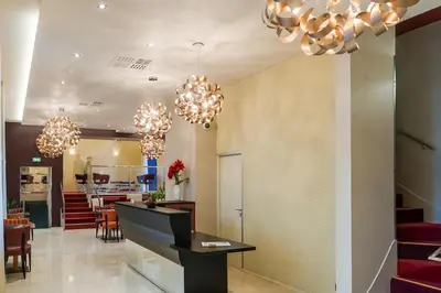 Coin salon dans l'établissement Hôtel Le Châteaubriant