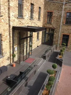 Coin salon dans l'établissement Hôtel Le Châteaubriant