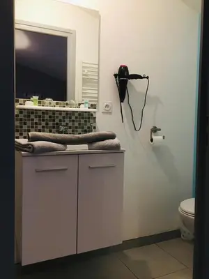 Salle de bains dans l'établissement Les chambres du roc