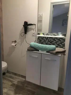 Salle de bains dans l'établissement Les chambres du roc