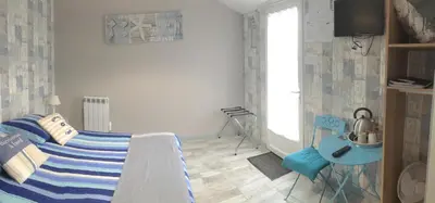 Télévision ou salle de divertissement dans l'établissement Les chambres du roc