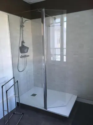 Salle de bains dans l'établissement Le Narval