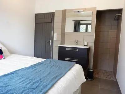 Un ou plusieurs lits dans un hébergement de l'établissement Maison en bord de mer à Noirmoutier : 3 chambres, jardin clos, internet, parking, plage à 250m - FR-1-224B-646