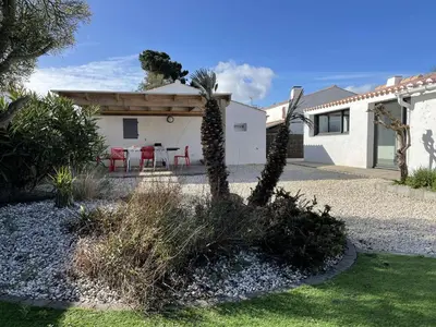 Jardin de l'établissement Maison en bord de mer à Noirmoutier : 3 chambres, jardin clos, internet, parking, plage à 250m - FR-1-224B-646